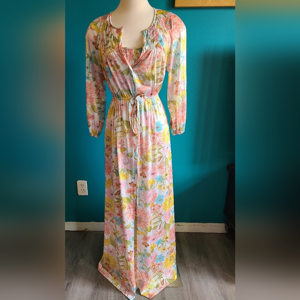 Size medium vintage lingerie 1970s peignoir butterfly floral print Robe nightie